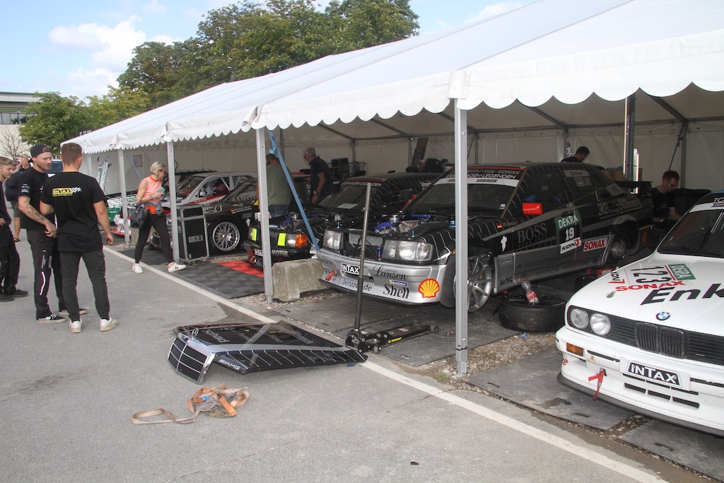 De ”gamle” DTM biler fra den gang i starten af 90erne var et fantastisk indslag og i min bog den fedeste klasse den weekend. Jeg bliver aldrig træt af lyden fra de racere.
(Foto: Motorsporten.dk)